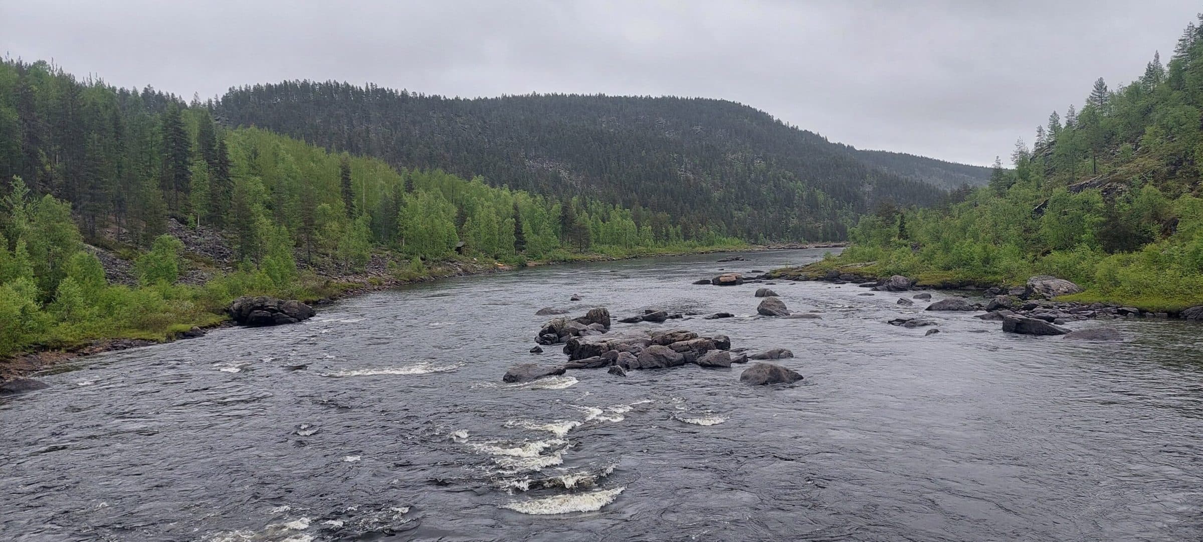 Jõgi kivide vahel