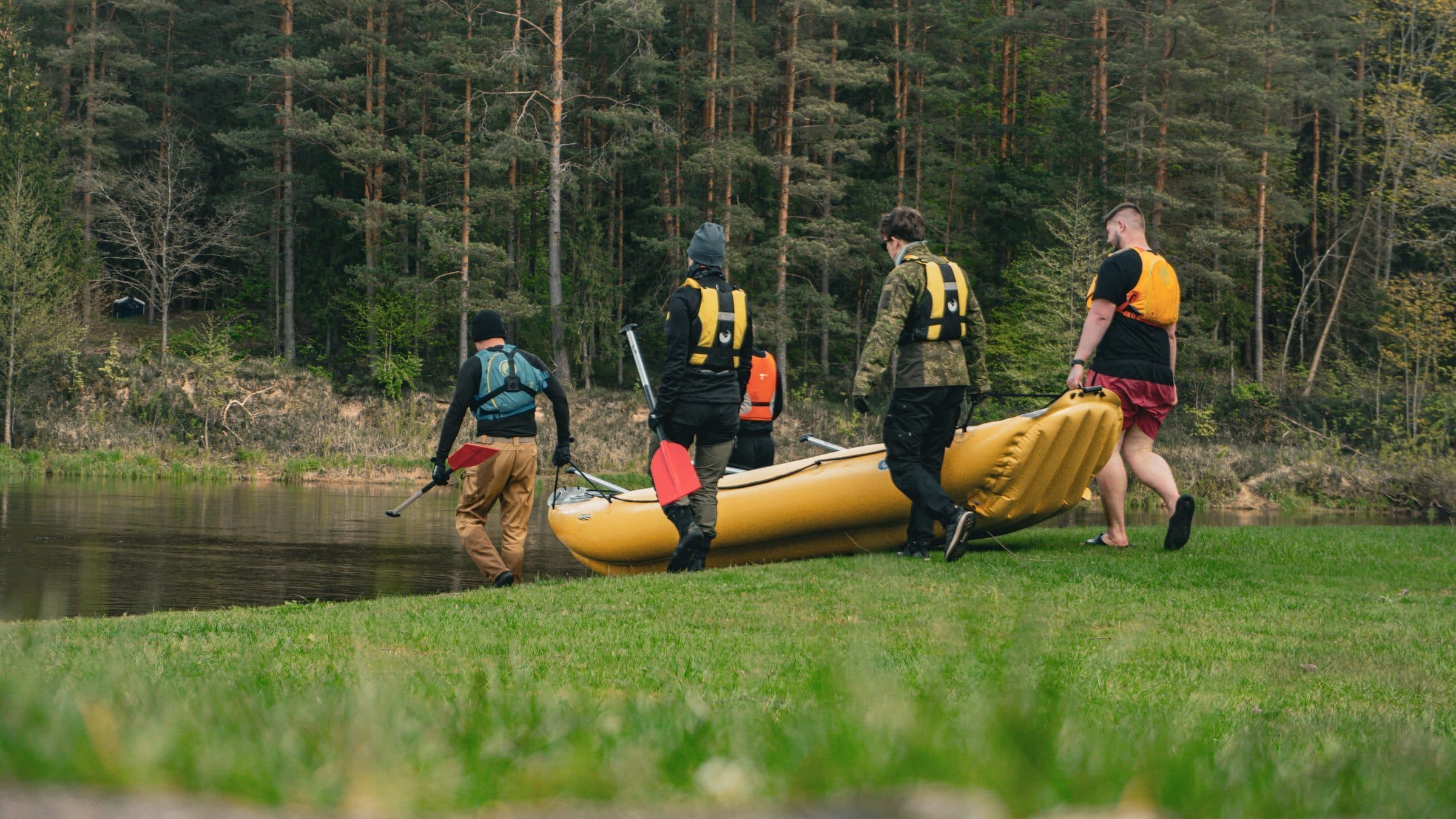 Meeskond packraftiga